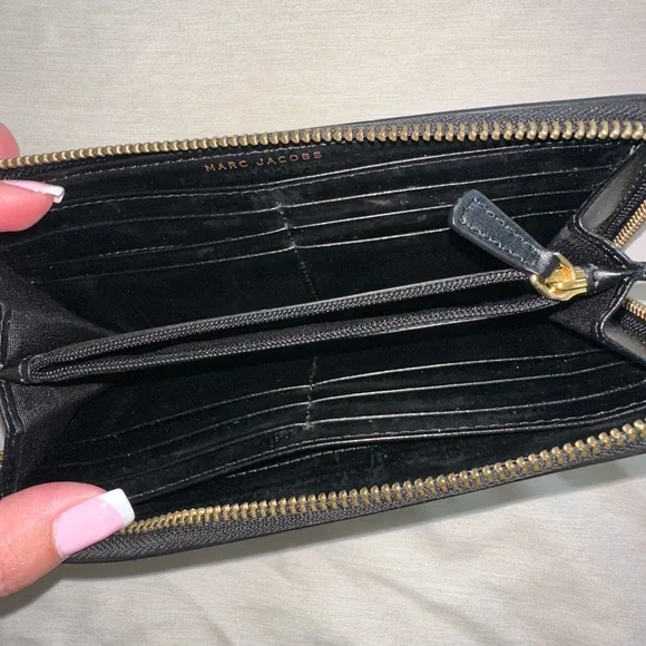 Marc Jacobs Elegant Black Zip Wallet - Picture 8 of 8